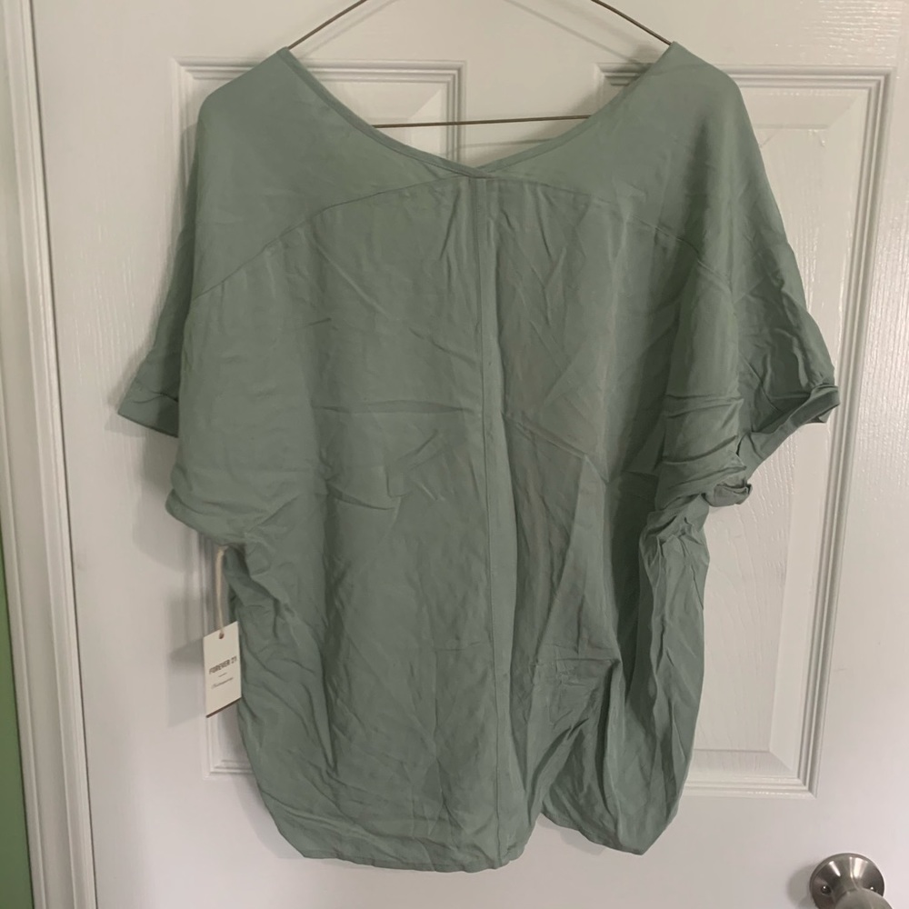 ✨2 FOR $25✨ Batwing Tee - Picture 2 of 4